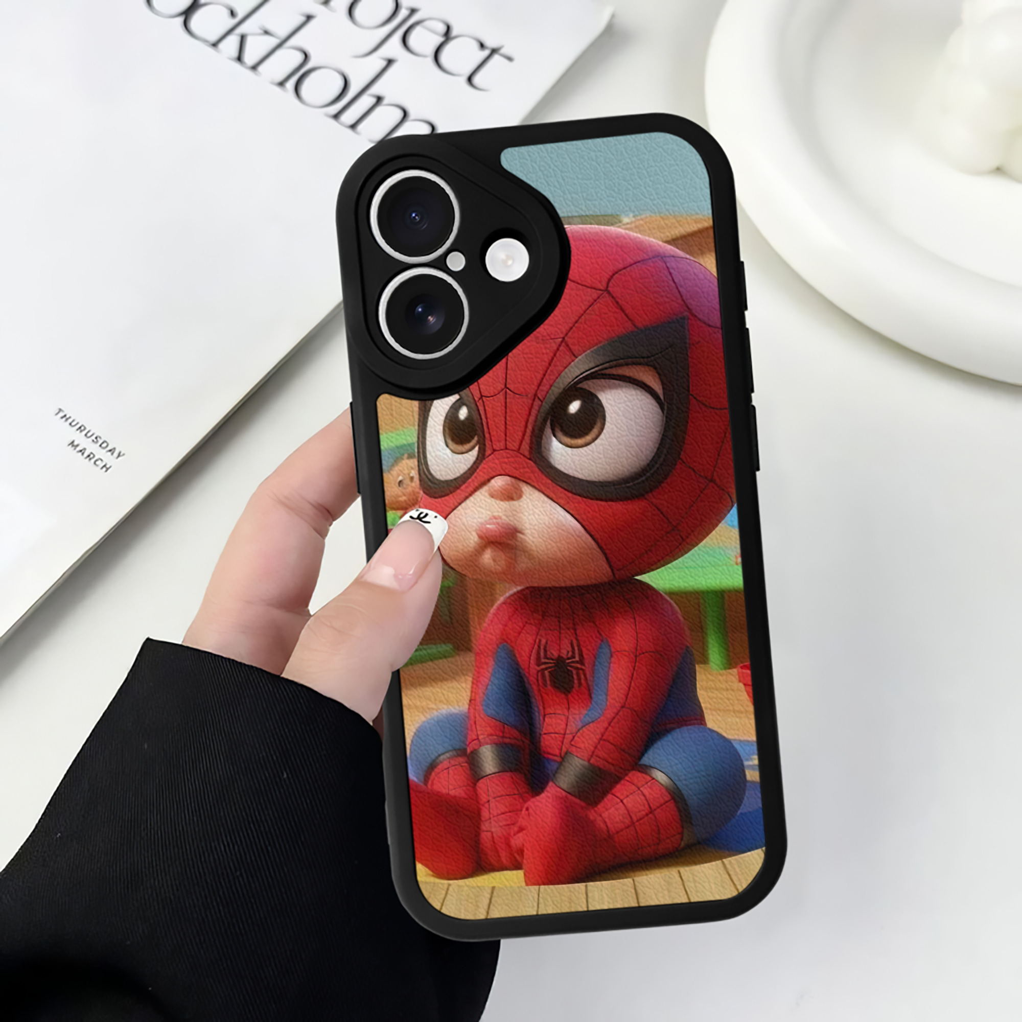 （画像用） Spider Man スパイダーマン 【iPhone 16シリーズ対応】シリコンスマホケース（レザー調） 材質：シリコン